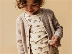 Pige klædt i beige strikcardigan fra Lil Atelier 13231613 sheer bliss 